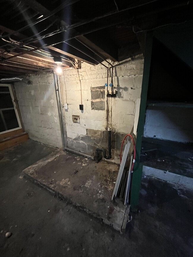 Building Photo - 450 New Dorwart St