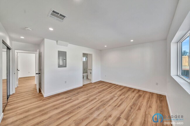 Building Photo - 11845 Hamlin St