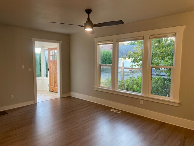 Building Photo - Welcome Home 3b/1ba Updated Home