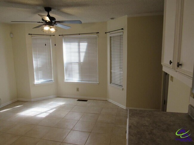 Building Photo - 100 Sunchase Ct