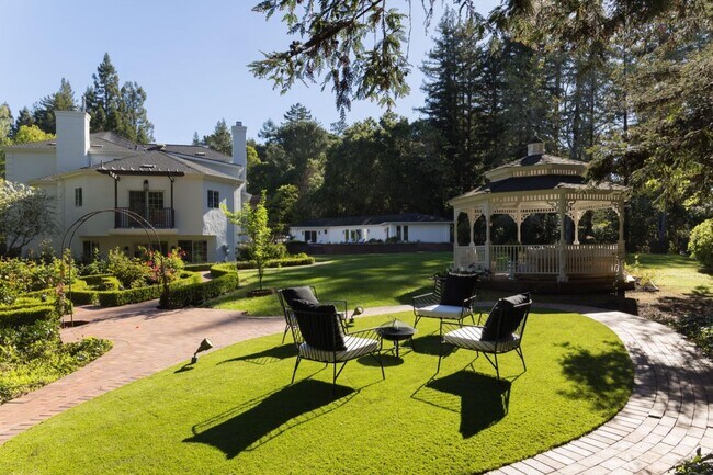 Building Photo - 10 Meadow Ln