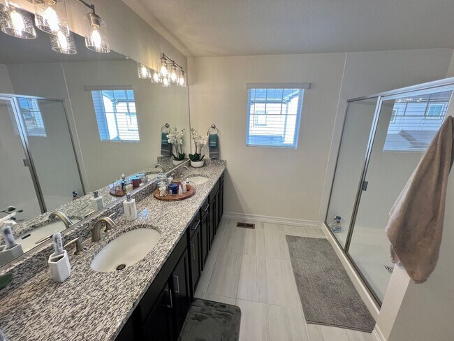 Building Photo - Almost New 3BD 2.5Bath Townhouse