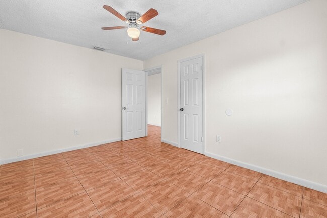 Building Photo - 4867 Gulfstream Rd