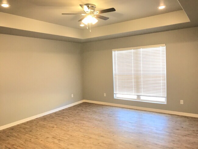 Building Photo - 3/2 In Willow Bend!