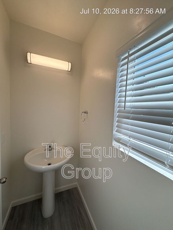 Building Photo - 723 S Pinkham St