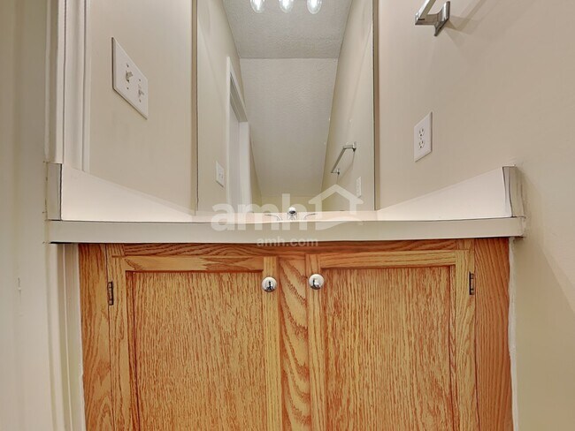 Building Photo - 136 N Honey Springs Ave