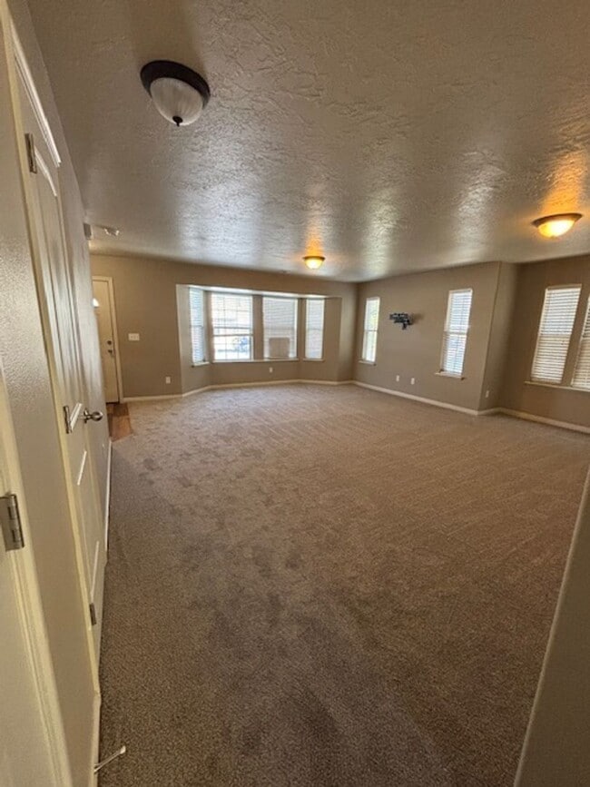 Building Photo - *Reduced price* End Unit Townhouse in Spri...