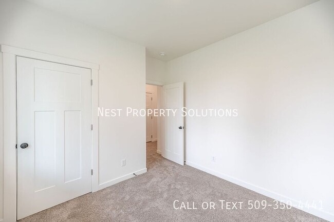 Building Photo - 164 E Montmorency-A