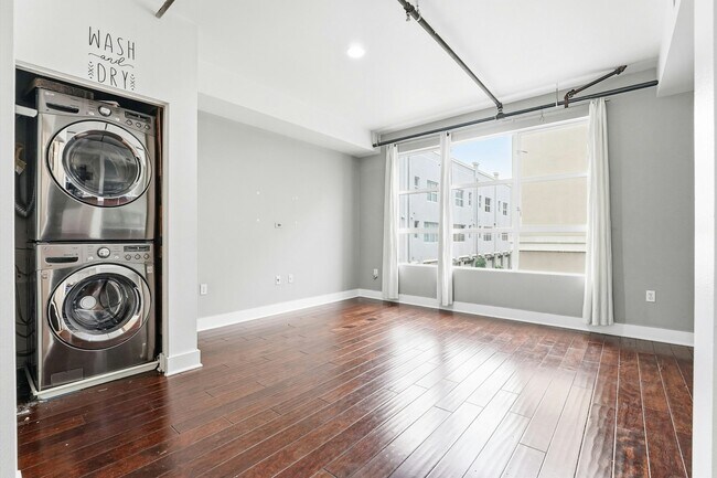 Building Photo - 911 E Santa Ana Blvd