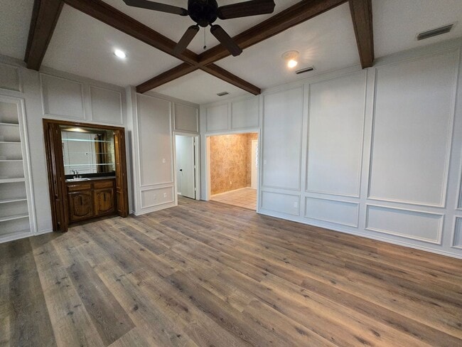 Building Photo - Stunning 4-bd 2.5 bath