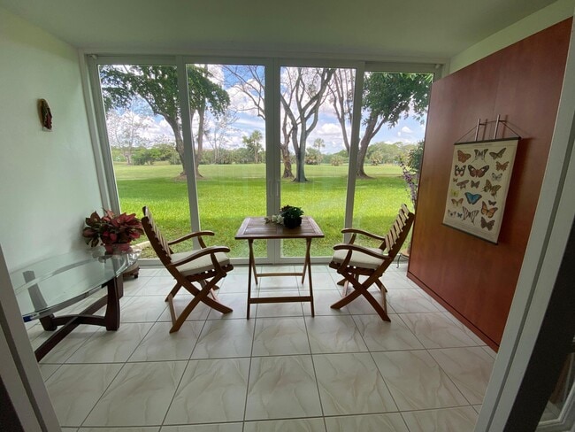Building Photo - 1055 Country Club Dr