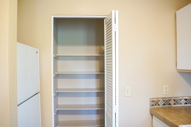 Building Photo - Top Floor 2 Bed 2 Bath with Vaulted Ceilin...