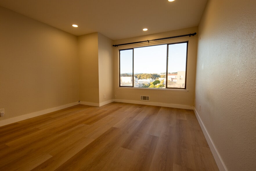 Building Photo - 3320 Judah St