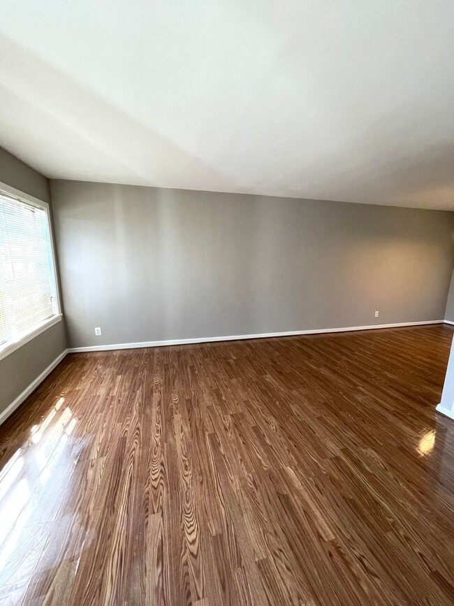 Building Photo - Condo for rent in Homewood **ACCEPTS SECTI...