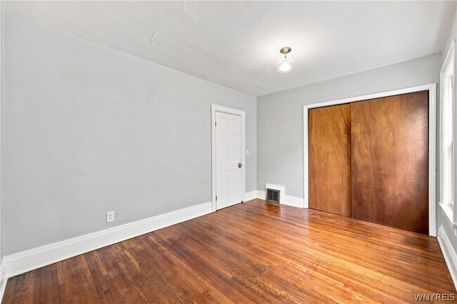 Building Photo - 12 Baynes St