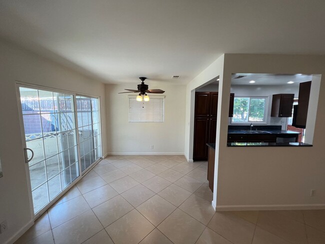 Building Photo - 3 Bed 2 Bath Home!