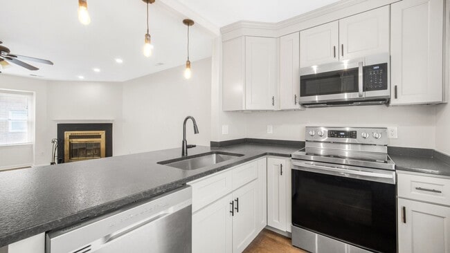 Building Photo - UPDATED 2BR/2.5 BA Condo with Garage in th...