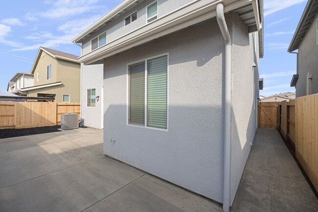 Building Photo - Brand New 4 Bedroom 3 Bathroom with solar in NW Visalia!!!