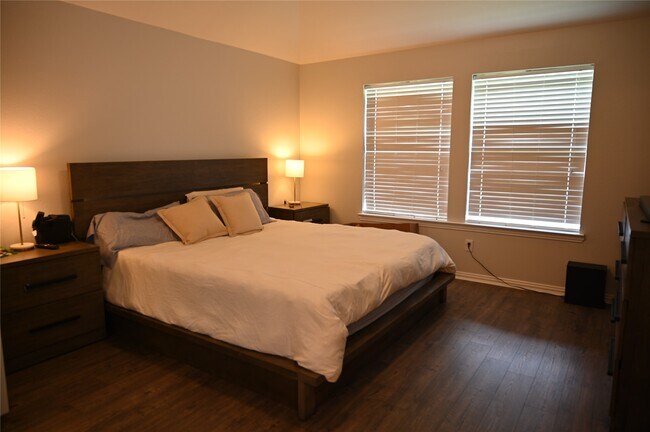 Building Photo - 5755 Lightstone Ln