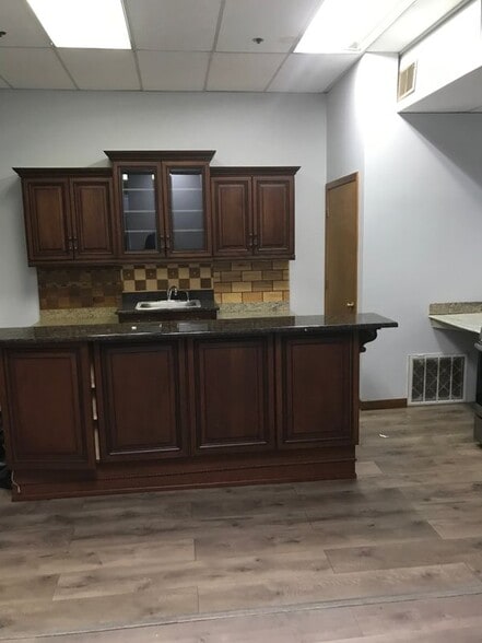 Building Photo - 464 Pratt St Ext