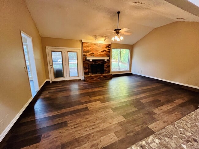 Building Photo - 909 E 13th St