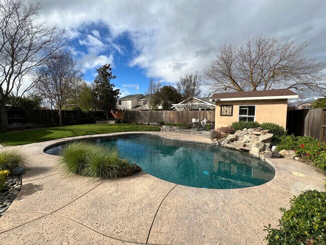 Building Photo - 4 bedrooms, an office and single-story home with a pool!!