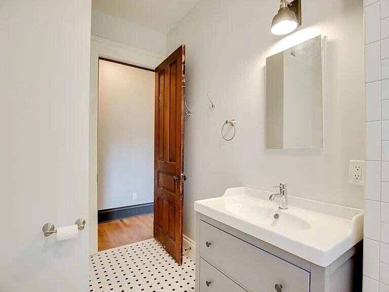 Full bathroom - 1609 Elliot Ave
