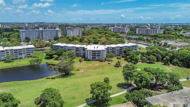 Building Photo - 4020 W Palm Aire Dr