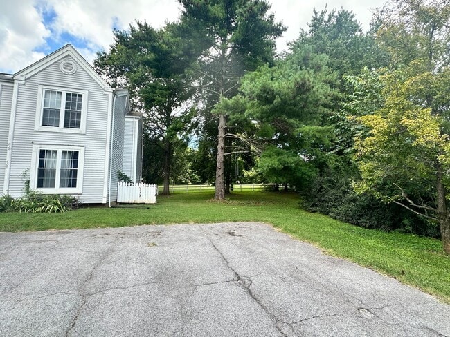 Building Photo - Cute 3 bed condo in great Hermitage location!