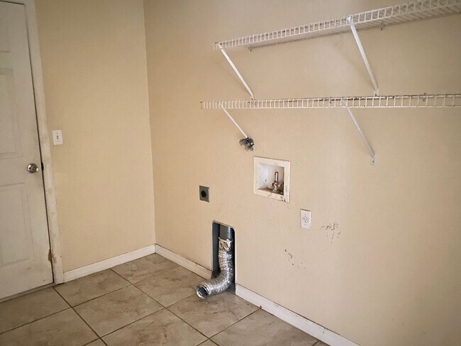 Building Photo - Tiled 3/2/2 available now!