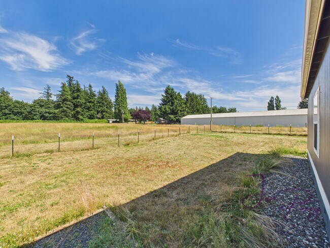 Building Photo - Large Spacious 5 Bedroom House with Fenced Yard