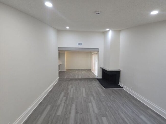Building Photo - **Newly Updated 2 Bed Home with Spacious B...