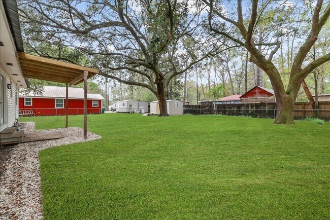 Building Photo - Completely Renovated 3 Bed 2 Bath home wit...