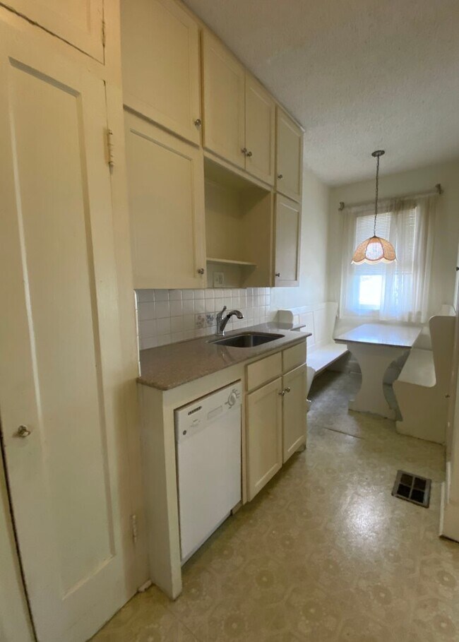 Building Photo - Vintage 1 Bedroom + Study Walking Distant to UT