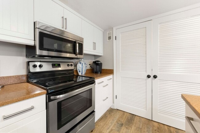 Building Photo - Chalet by the Sea SHORT OR LONG TERM RENTAL