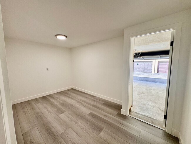 Building Photo - Beautifully remodeled townhouse