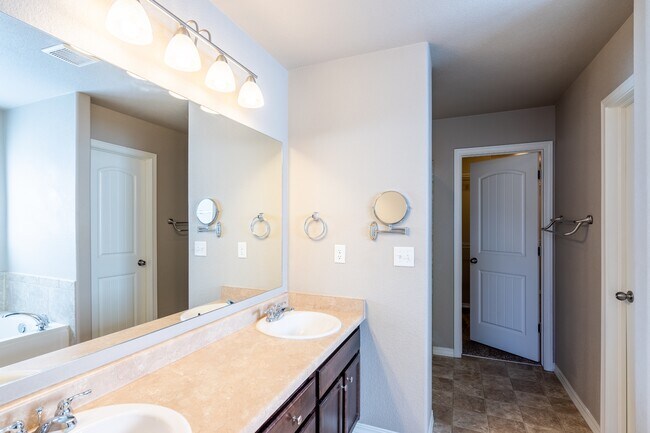 Building Photo - 3684 Saguaro Cir