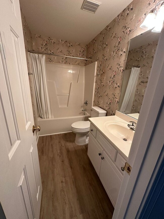 Building Photo - 1529 Surrey Ct