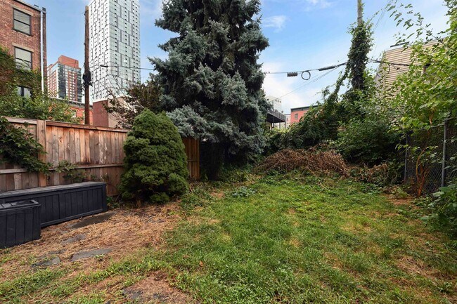 Building Photo - 215 1st St