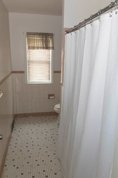 Bathroom, Tub and Shower - 31 Clarendon St