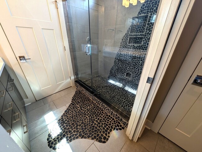 Building Photo - Stunning Contemporary 2 story, 4 bedroom, 3 full bath home is Located in the Merry Oaks Community!