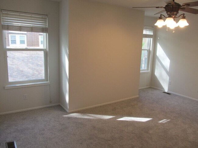 Building Photo - Great Holladay Townhome