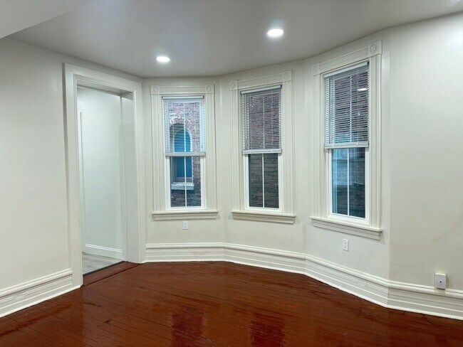 Building Photo - Newly Renovated 3 Bedroom 2 Bathroom Apartment in Prime Location - Washer/dryer in unit!