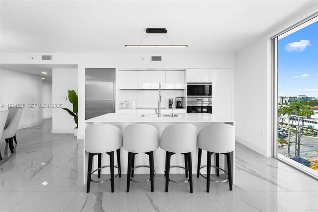 Building Photo - 9521 E Bay Harbor Dr