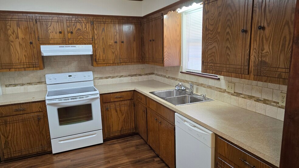 Kitchen - 408 N Joplin Pl
