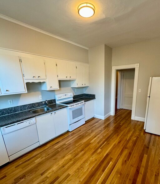 Building Photo - 33 Stearns Rd