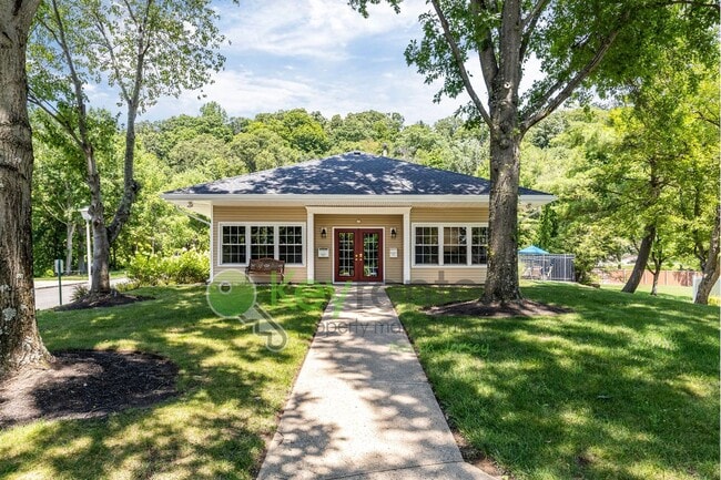 Building Photo - Resort-Style Living in Deer Run – Golf Course Access, Pool, Tennis & Private Patio