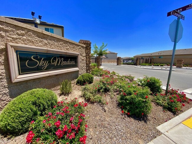 Building Photo - $2,650 Woodside Gated Community 4 Bdrm, So...