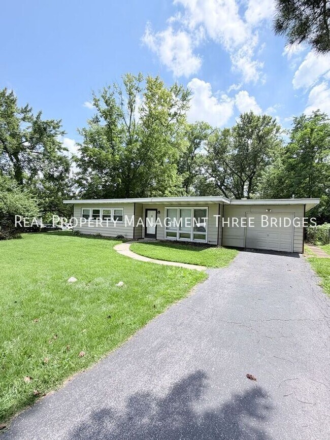 Building Photo - 28 Redwood Dr