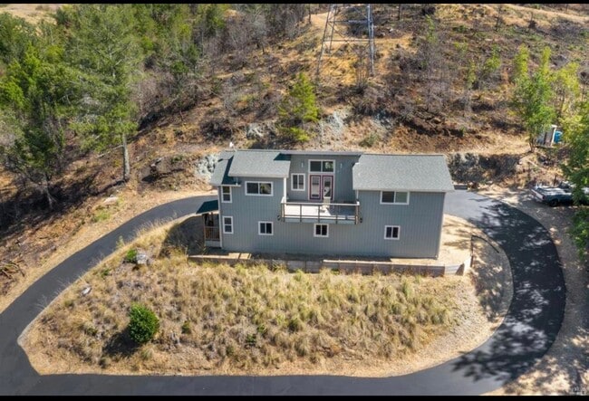 Building Photo - Unique large 1 bedroom 1 bath 4 car garage!!!